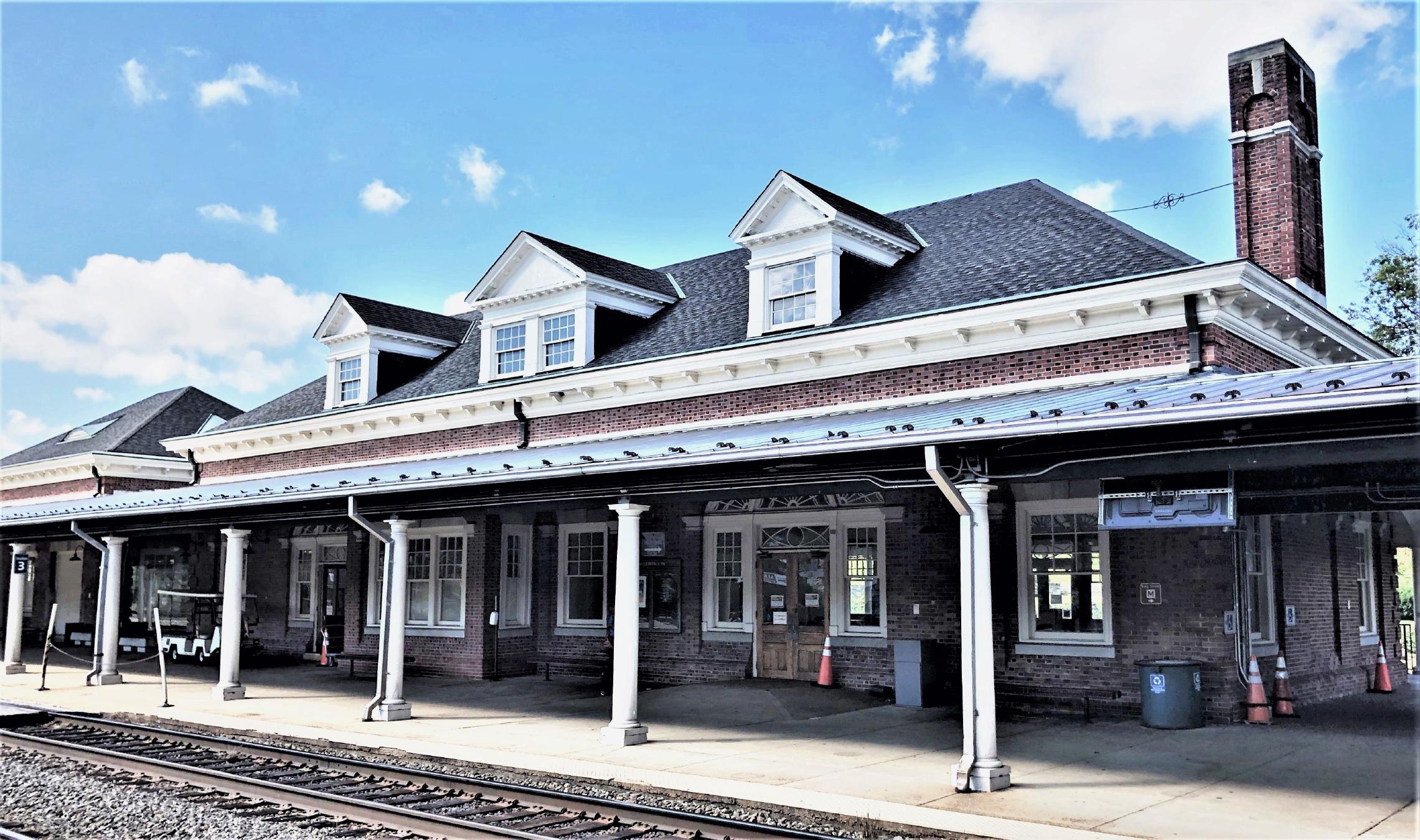 Union Station , located at 110 Callahan Drive in the Old Town neighborhood of Alexandria, Virginia, is served by Amtrak and Virginia Railway Express. The station house was built in 1905 in the Federal Revival style, and was renovated in 198