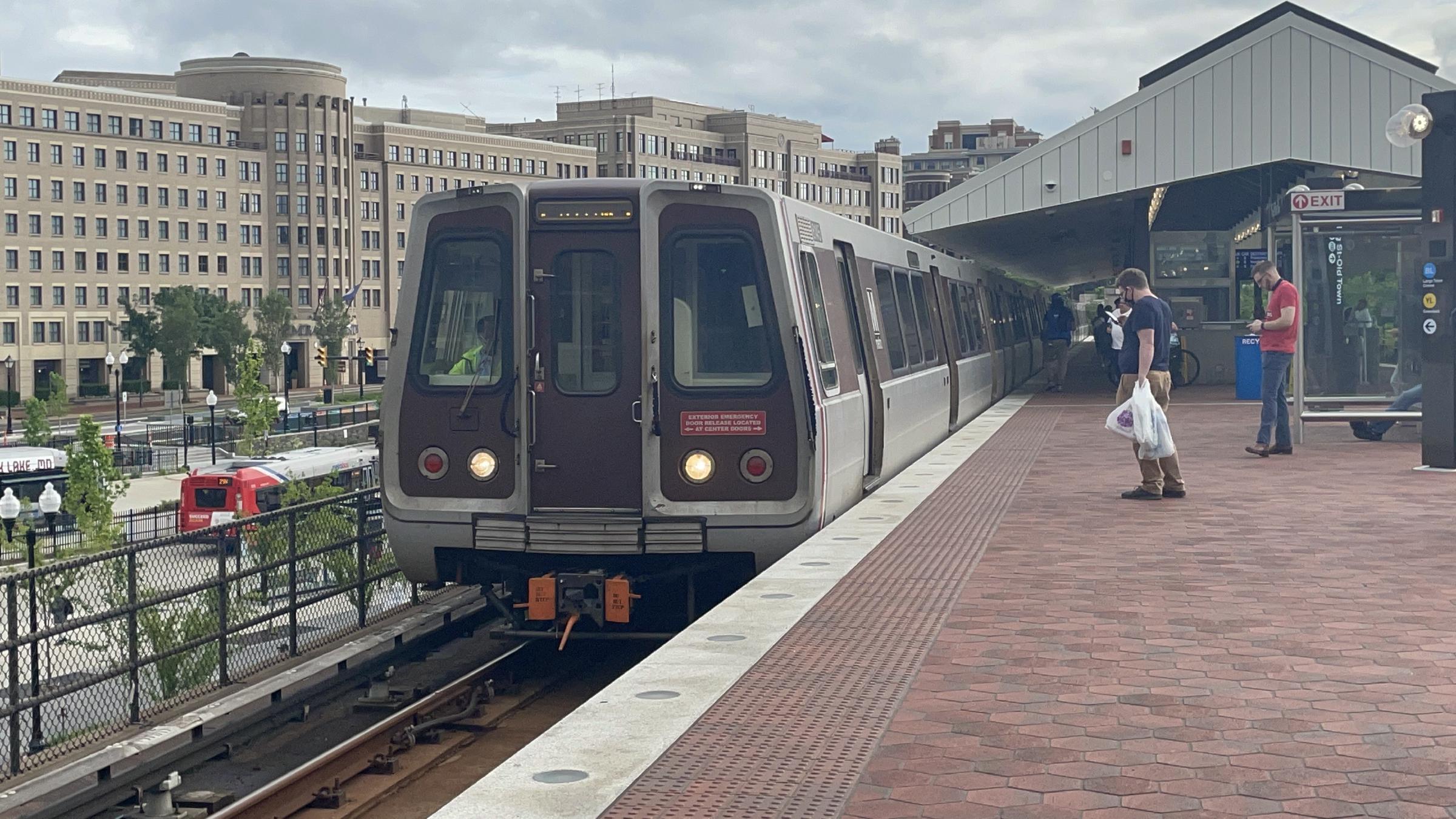 A North bound Yellow Line train is arriving in King St Old Town Station.